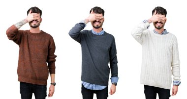 Kolaj bir genç adam gülümsüyor ve gözleri için sürpriz kapsayan yüz el ile gülüyor izole arka plan üzerinde bir kazak giyiyor. Kör kavramı.