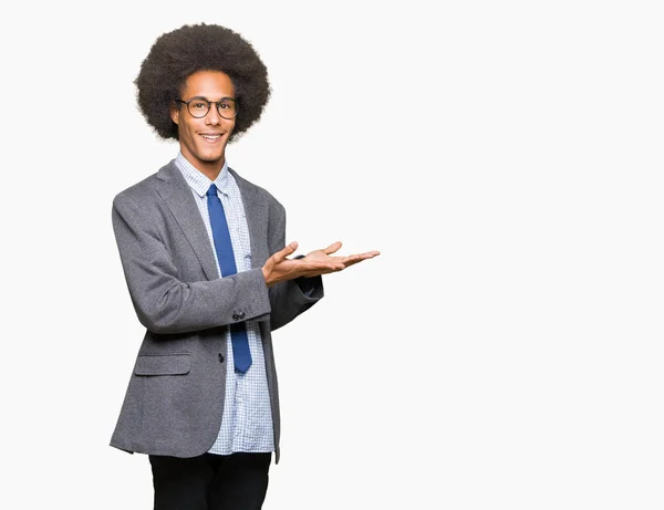 非洲裔美国人 头戴眼镜 头戴眼镜 用手和张开的手掌指着一旁 呈现广告 微笑着快乐而自信 — 图库照片
