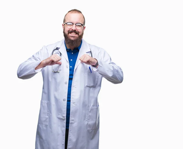 Junger Kaukasischer Arzt Der Einen Weißen Mantel Über Isoliertem Hintergrund — Stockfoto