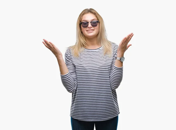 Junge Kaukasische Frau Mit Sonnenbrille Über Isoliertem Hintergrund Feiert Verrückt — Stockfoto