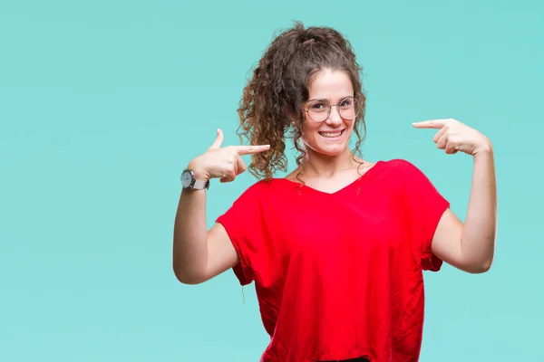 Mooie Brunette Krullend Haar Jong Meisje Met Bril Geïsoleerde Achtergrond — Stockfoto