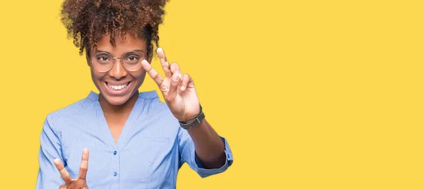 Hermosa Joven Mujer Negocios Afroamericana Sobre Fondo Aislado Sonriendo Mirando —  Fotos de Stock