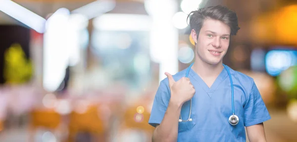 Unga Läkare Bär Medicinsk Uniform Över Isolerade Bakgrund Gör Glad — Stockfoto