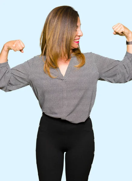 Beautiful Middle Age Business Woman Showing Arms Muscles Smiling Proud — Stock Photo, Image