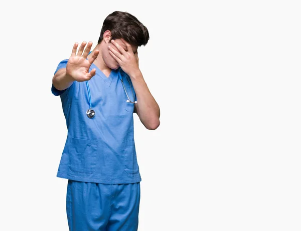 Jeune Médecin Portant Uniforme Médical Sur Fond Isolé Couvrant Les — Photo