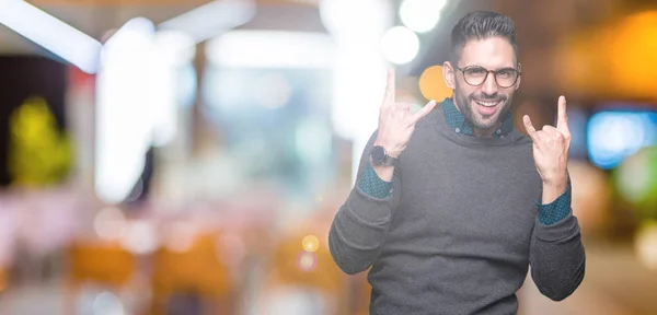 Joven Hombre Guapo Con Gafas Sobre Fondo Aislado Gritando Con —  Fotos de Stock