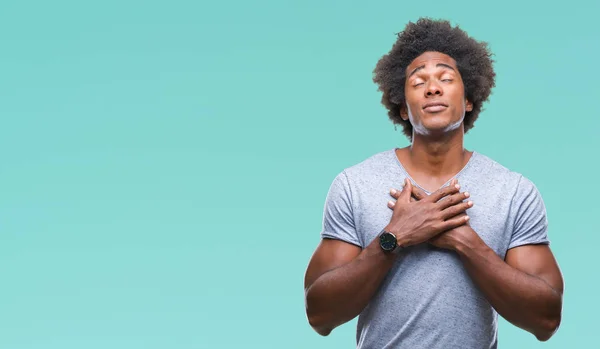 Homem Afro Americano Sobre Fundo Isolado Sorrindo Com Mãos Peito — Fotografia de Stock