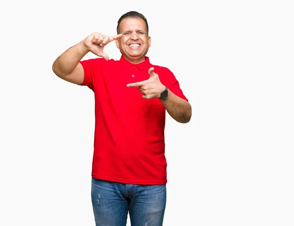 Hombre Árabe Mediana Edad Sobre Fondo Aislado Sonriendo Haciendo Marco — Foto de Stock