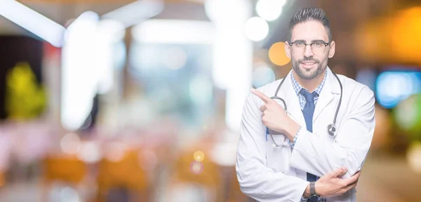 Knappe Jonge Dokter Man Geïsoleerd Background Pointing Met Hand Vinger — Stockfoto