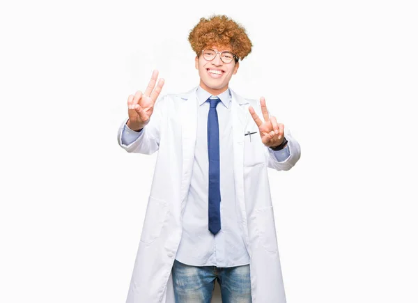 Mladý Vědec Pohledný Muž Nosíš Brýle Usmívající Dívá Kamery Zachycující — Stock fotografie