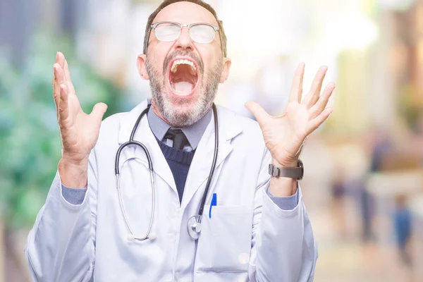 Mezzo Età Anziano Hoary Medico Uomo Indossa Uniforme Medica Sfondo — Foto Stock