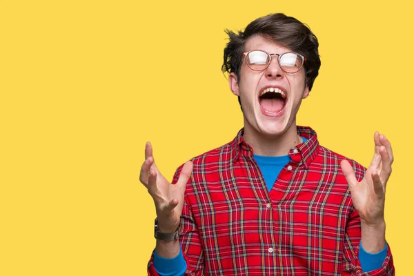 Homem Bonito Jovem Usando Óculos Sobre Fundo Isolado Celebrando Louco — Fotografia de Stock