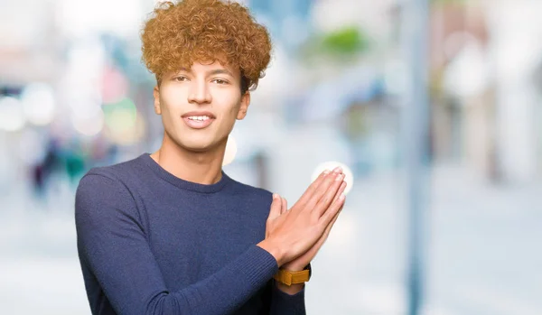 Jovem Homem Bonito Com Cabelo Afro Batendo Palmas Aplaudindo Feliz — Fotografia de Stock