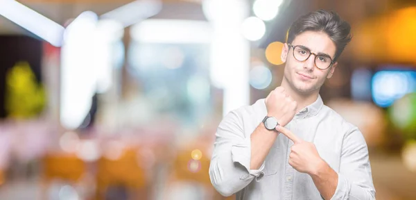 Joven Hombre Guapo Con Gafas Sobre Fondo Aislado Prisa Apuntando — Foto de Stock