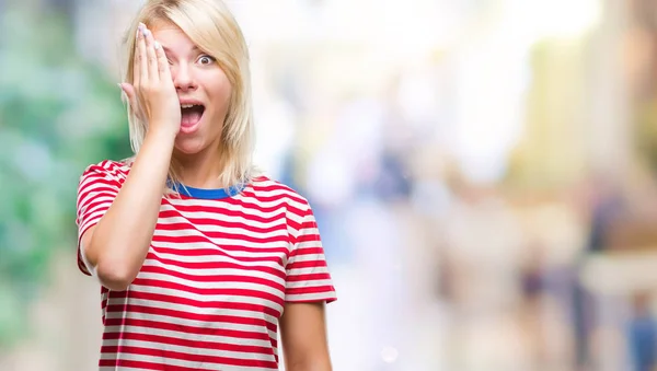 Junge Schöne Blonde Frau Vor Isoliertem Hintergrund Bedeckt Ein Auge — Stockfoto