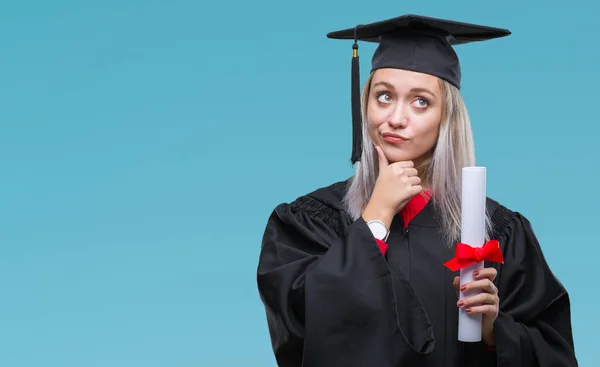 Unga Blonda Kvinnan Bär Graduate Uniform Innehar Graden Över Isolerade — Stockfoto