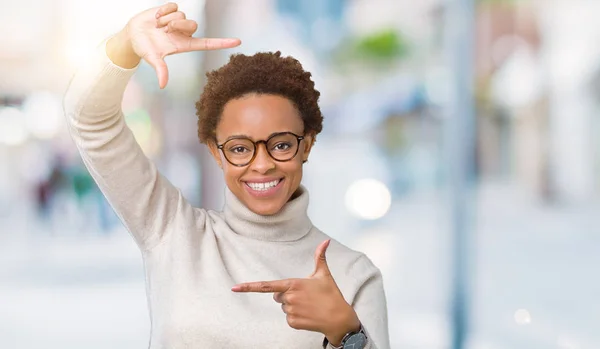 Joven Mujer Afroamericana Hermosa Con Gafas Sobre Fondo Aislado Sonriendo — Foto de Stock