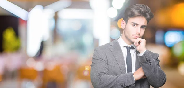 Junger Geschäftsmann Anzug Und Krawatte Über Isoliertem Hintergrund Mit Hand — Stockfoto