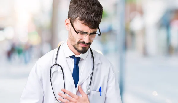 Jonge Man Dragen Ziekenhuis Vacht Geïsoleerde Achtergrond Met Hand Maag — Stockfoto