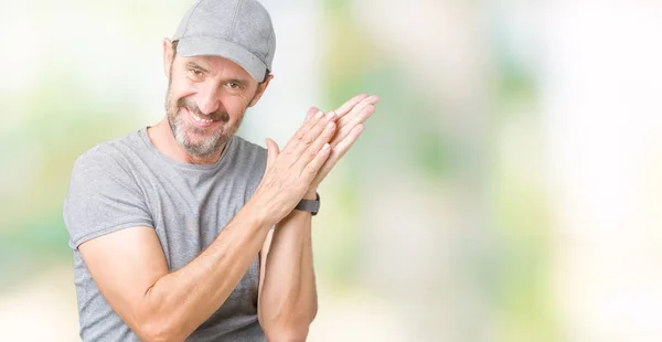 Bello Uomo Anziano Mezza Età Hoary Indossare Cappello Sportivo Sfondo — Foto Stock