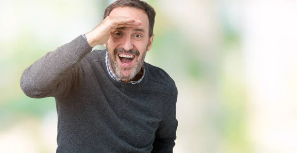 Bonito Homem Meia Idade Sênior Vestindo Uma Camisola Sobre Fundo — Fotografia de Stock