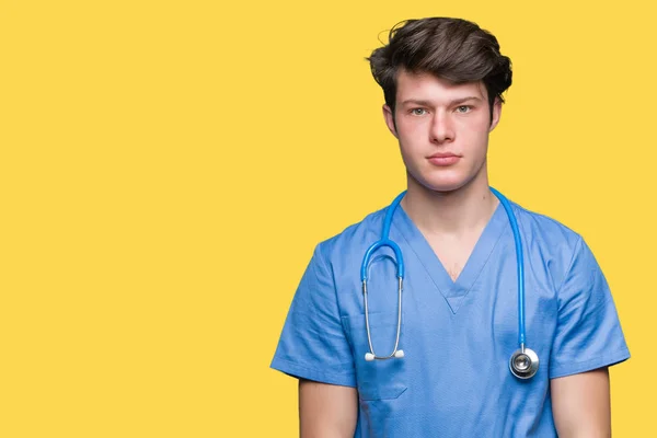 Joven Doctor Vistiendo Uniforme Médico Sobre Fondo Aislado Relajado Con — Foto de Stock