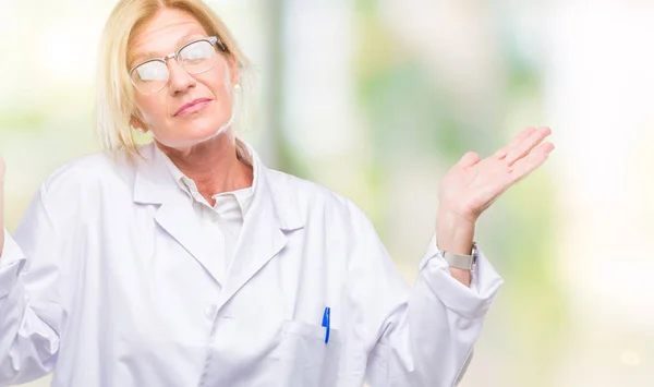 Mujer Terapeuta Rubia Mediana Edad Con Abrigo Blanco Sobre Fondo —  Fotos de Stock