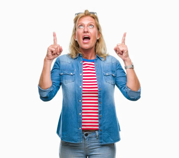 Middle Age Blonde Woman Isolated Background Amazed Surprised Looking Pointing — Stock Photo, Image