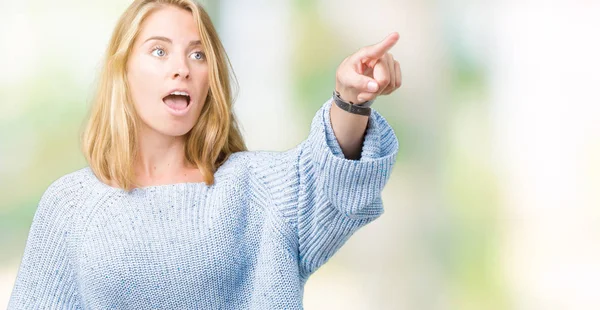 Hermosa Mujer Joven Con Suéter Azul Sobre Fondo Aislado Señalando — Foto de Stock