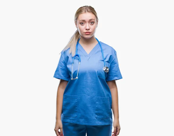 Młoda Blondynka Chirurg Lekarz Kobieta Białym Tle Depresji Martwić Cierpienie — Zdjęcie stockowe
