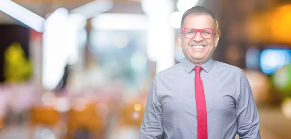 Medelåldern Arabiska Mannen Bär Mode Röda Glasögon Över Isolerade Bakgrund — Stockfoto