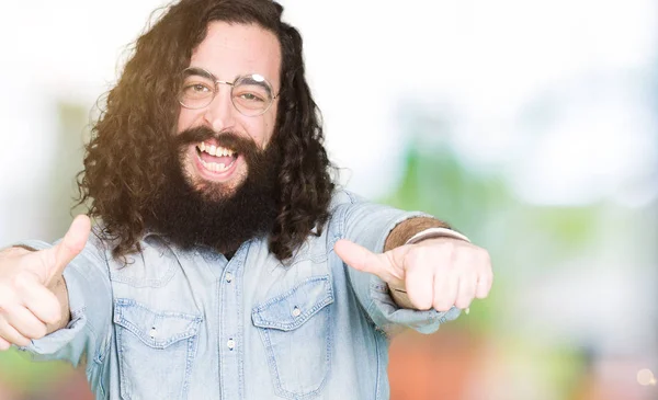 Joven Hipster Hombre Con Pelo Largo Barba Con Gafas Aprobando — Foto de Stock