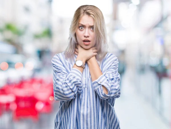 Junge Blonde Frau Über Isolierten Hintergrund Schreien Und Ersticken Weil — Stockfoto