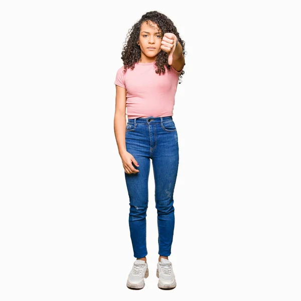 Krásná Dívka Kudrnatými Vlasy Sobě Růžové Tričko Nešťastný Rozzlobený Zobrazeno — Stock fotografie
