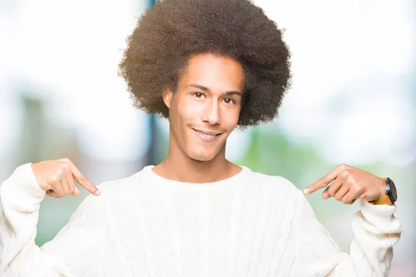 Unga Afroamerikanska Man Med Afro Hår Vinter Tröja Ser Självsäker — Stockfoto