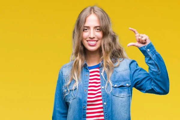 Linda Jovem Loira Sobre Fundo Isolado Sorrindo Confiante Gesto Com — Fotografia de Stock