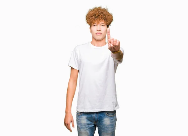 Yakışıklı Delikanlı Afro Saçlı Kadar Rahat Beyaz Shirt Işaret Parmağınızla — Stok fotoğraf
