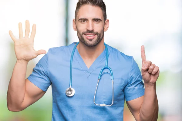 Bonito Jovem Cirurgião Médico Homem Sobre Fundo Isolado Mostrando Apontando — Fotografia de Stock