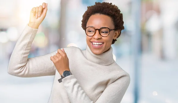 Unga Vackra Afroamerikanska Kvinnan Bär Glasögon Över Isolerat Bakgrunden Dansar — Stockfoto