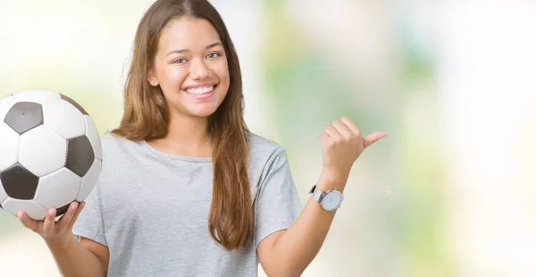 Junge Schöne Brünette Frau Hält Fußballball Über Isolierten Hintergrund Zeigt — Stockfoto