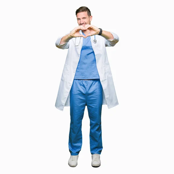 Yakışıklı Doktor Adam Aşık Kalp Simgesi Elleriyle Şekil Gösteren Gülümseyen — Stok fotoğraf