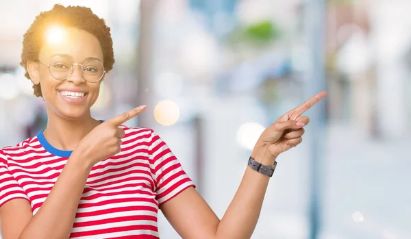 Vackra Unga Afroamerikanska Kvinna Som Bär Glasögon Över Isolerade Bakgrund — Stockfoto