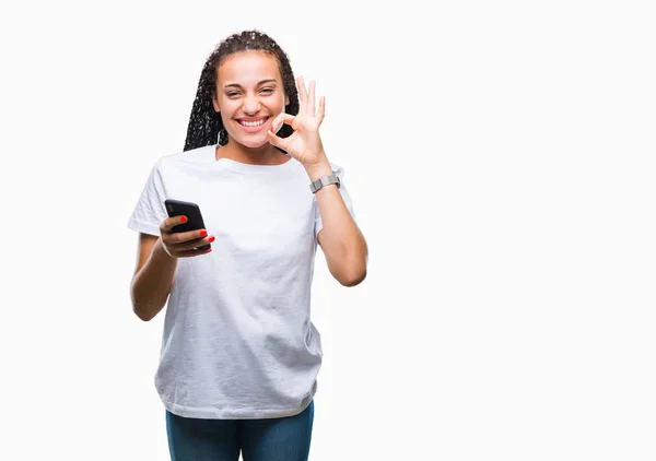 Jonge Gevlochten Hair Afrikaans Amerikaans Meisje Tonen Gebruikend Smartphone Geïsoleerde — Stockfoto