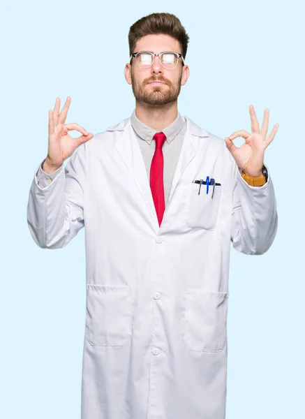 Jovem Cientista Bonito Homem Usando Óculos Relaxar Sorrir Com Olhos — Fotografia de Stock