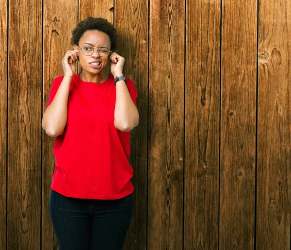 Hermosa Mujer Afroamericana Joven Con Gafas Sobre Fondo Aislado Que — Foto de Stock