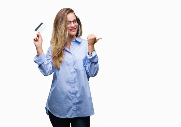 Jovem Bela Mulher Loira Segurando Cartão Crédito Sobre Fundo Isolado — Fotografia de Stock