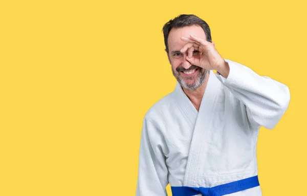 Bonito Homem Meia Idade Sênior Vestindo Uniforme Quimono Sobre Fundo — Fotografia de Stock