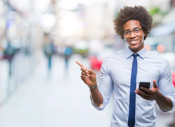 Hombre Negocios Afroamericano Mensajes Texto Utilizando Teléfono Inteligente Sobre Fondo —  Fotos de Stock