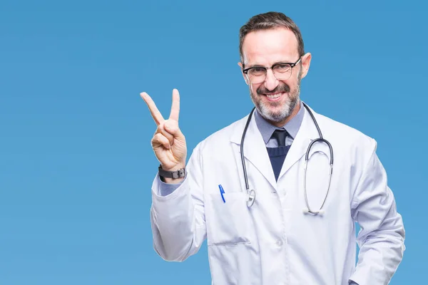 Hombre Médico Mediana Edad Con Uniforme Médico Aislado Sonriendo Con — Foto de Stock