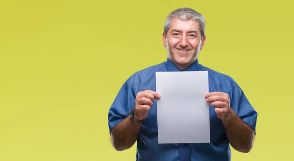 Bonito Homem Sênior Segurando Papel Folha Branco Sobre Fundo Isolado — Fotografia de Stock